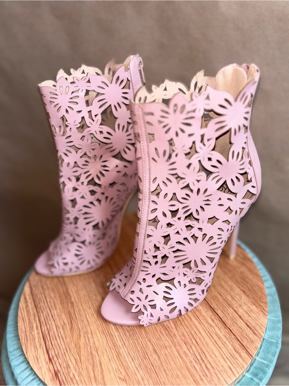 Rose Pink Laser-Cut Floral Peep-Toe Heels Ankle Bootie Sandals. Size 8